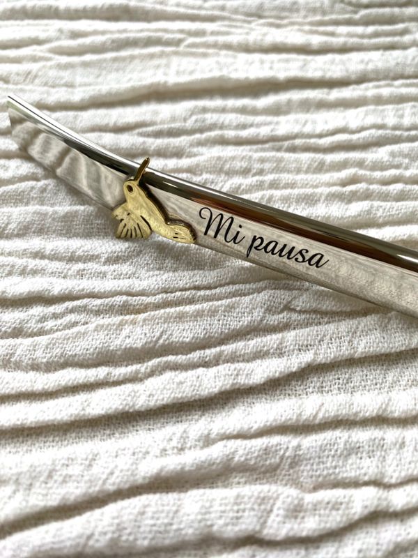 Bombilla de Alpaca calma con Dije y Gravado 